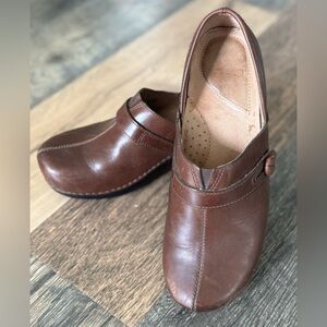 DANSKO‎ Womens Sz 39 US 8.5-9 Solstice Brown Leather Button Clogs Shoes Slip on